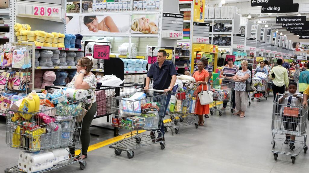 Comme dans les pays les plus durement touchés, les supermarchés de Johannesbourg (Afrique du Sud) ont été largement vidés par des habitants inquiets pour la suite.