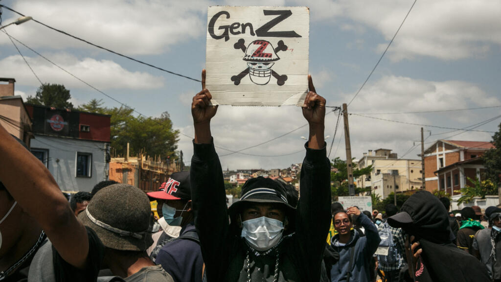 Un manifestant brandissant une pancarte lors d'une manifestation contre les coupures d'eau et d'électricité répétées à Antananarivo, le 27 septembre 2025.