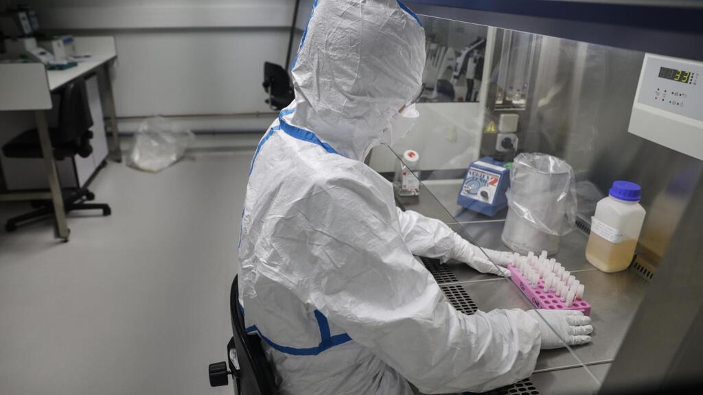 Un chercheur au travail, à la recherche du nouveau type de coronavirus à l'Institut Pasteur, à Paris. Le 28 janvier 2020.