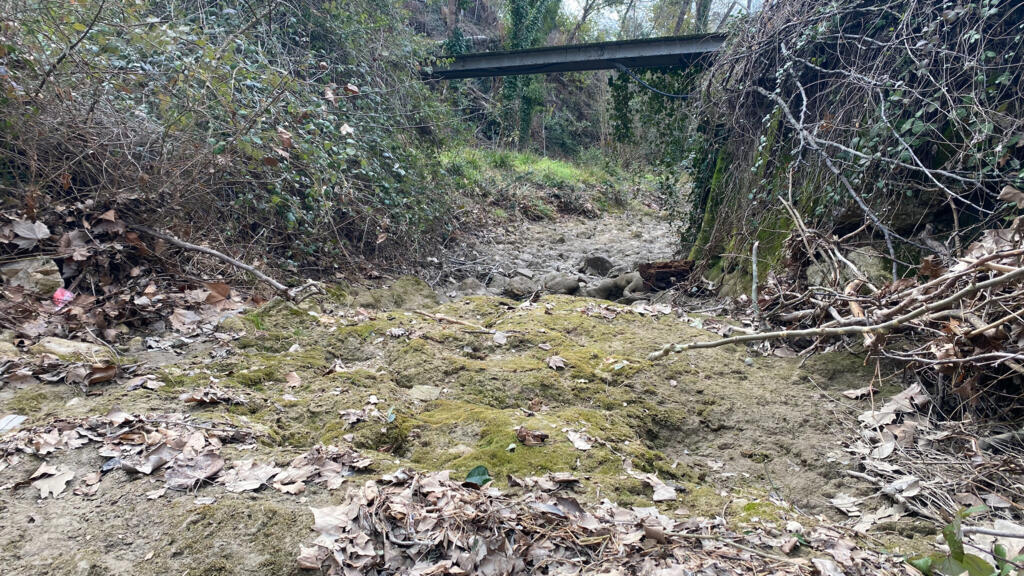 Le lit de l'Huveaune, qui coule dans le Var, est à sec. En hiver, c'est habituellement un torrent.
