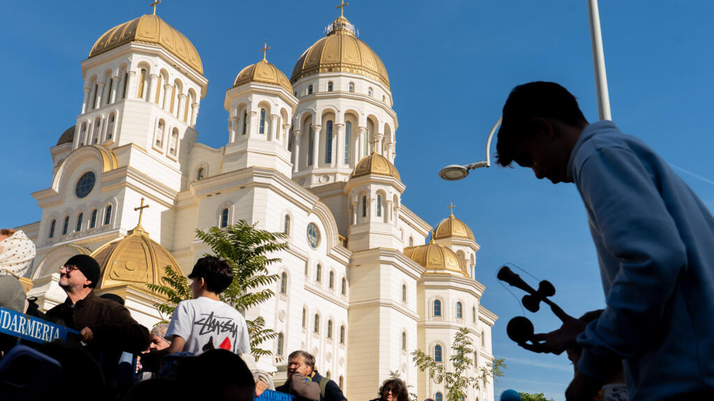 Mai multi enoriasi asteapta la coada pentru a intra in Catedrala Mantuirii Neamului, la patru zile dupa ce aceasta a fost deschisa publicului larg in data de 30 octombrie, 2025.