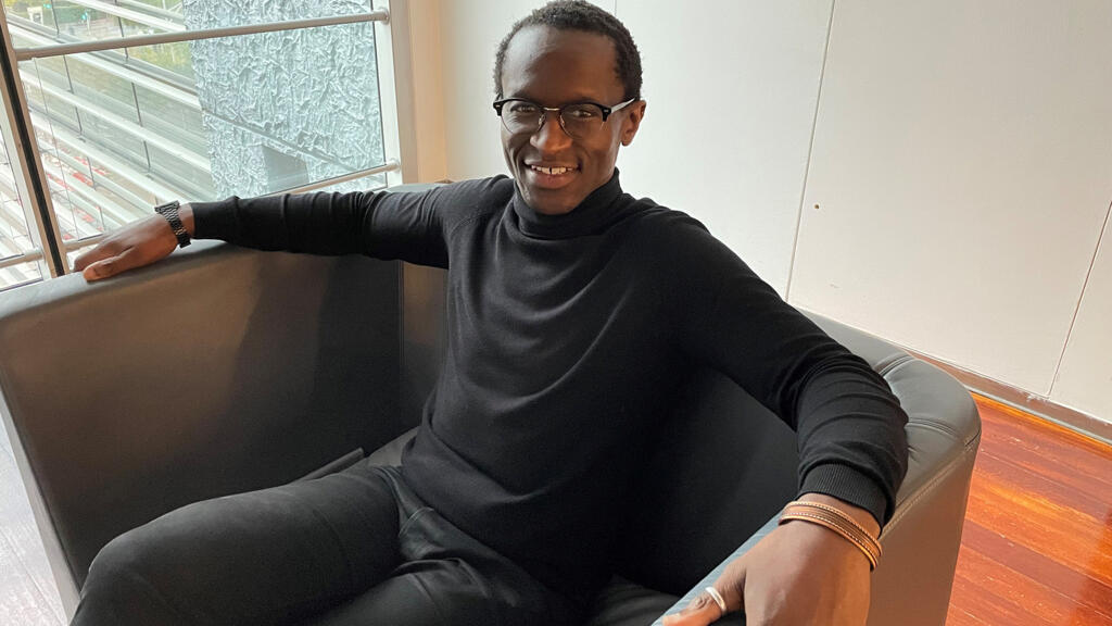 Roger Biwandu fait une pause avant de reprendre la route.