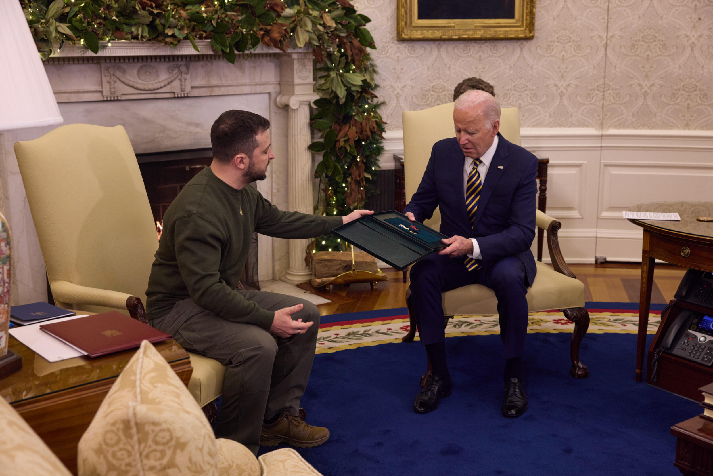 Le président ukrainien Volodymyr Zelensky donnant une médaille au président américain Joe Biden, le 21 décembre 2022 à la Maison Blanche.