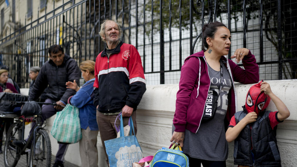 Moradores da periferia de Buenos Aires fazem fila diante de instituição que distribui refeições gratuitas, em 9 de setembro de 2024.