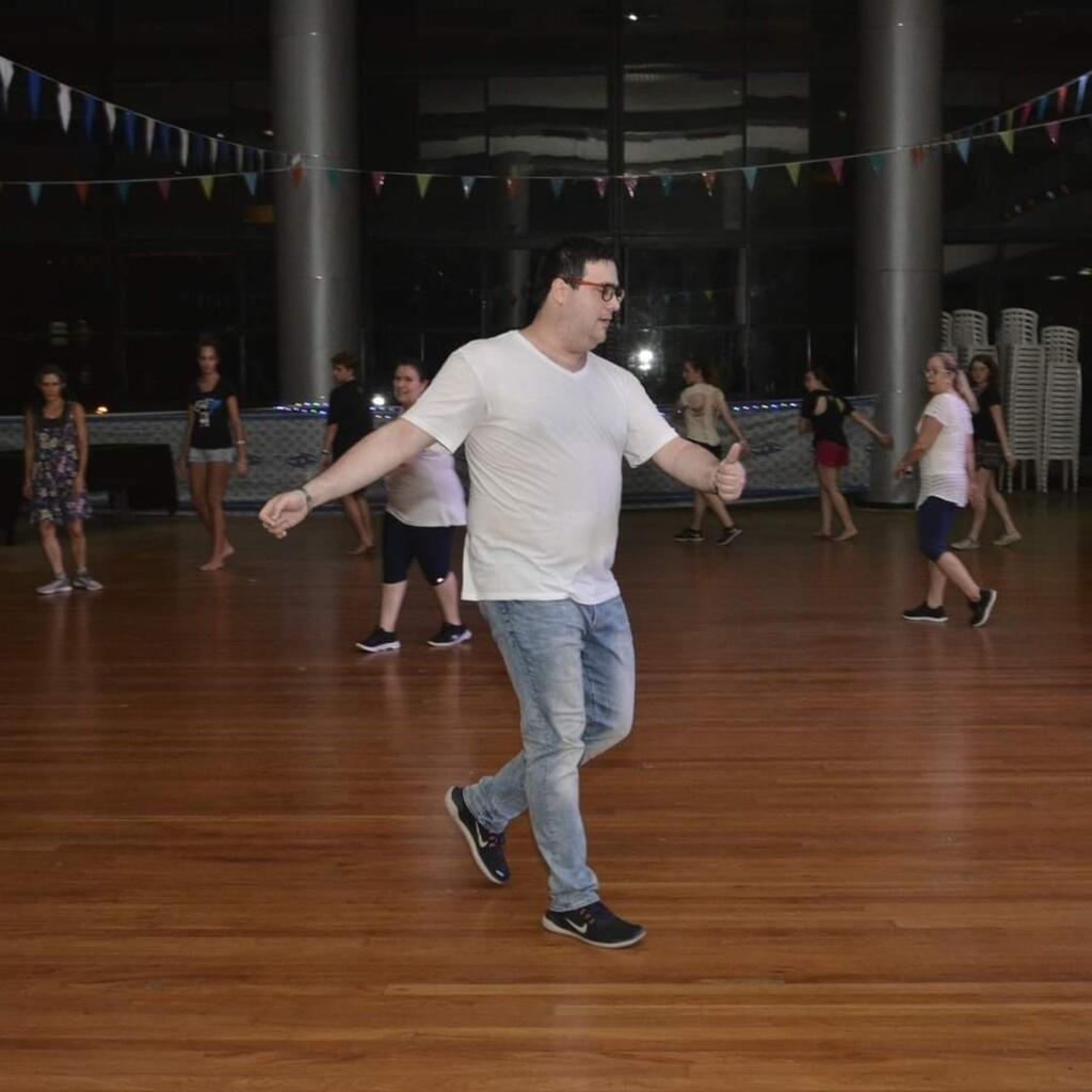 O brasileiro André Luiz Schor ensina uma coreografia numa roda de dança folclórica israelense