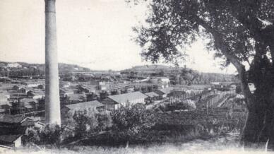 Nhà máy thuốc súng Saint-Chamas (La Poudrerie nationale de Saint-Chamas), trong những năm 1914-1918. Bưu thiếp trong bộ sưu tập của ông Jacques Lemaire, Saint-Chamas, Pháp.