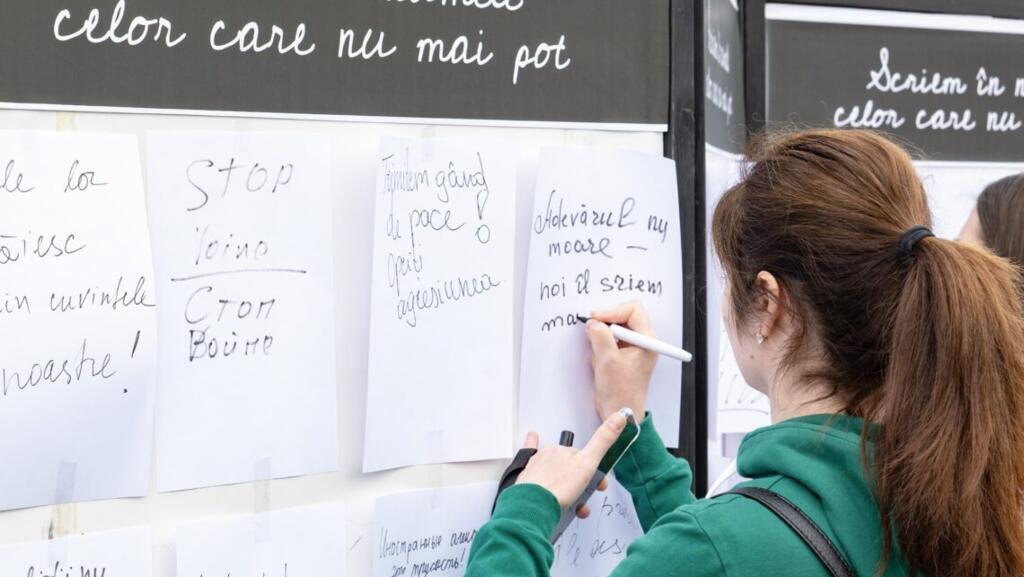 ”Scriem în numele celor care nu mai pot”, acțiune publică în fața Ambasadei Rusiei la Chișinău, cu prilejul Zilelor Libertății Presei