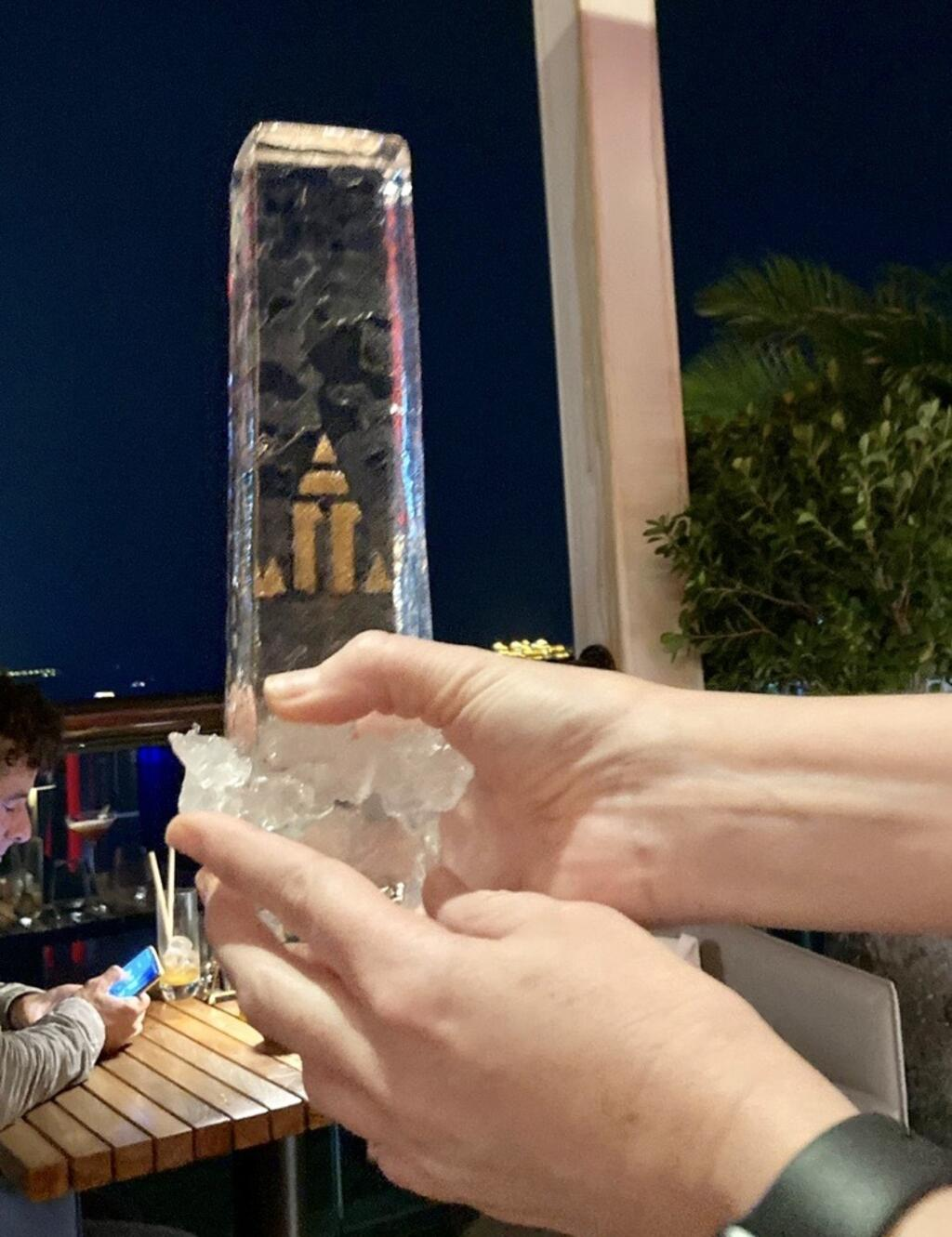 Hotel de luxo em Dubai usa grandes pedaços de gelo para decorar os pratos. Gelo dos icebergs derrete mais devagar do que o comum.