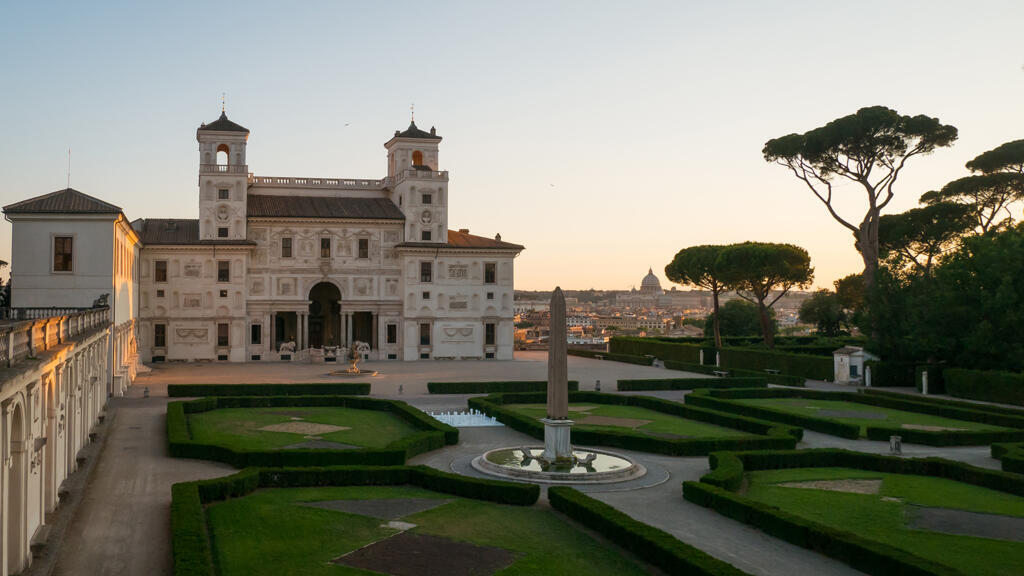 Vue de la façade intérieure et des jardins de la Villa Médicis.