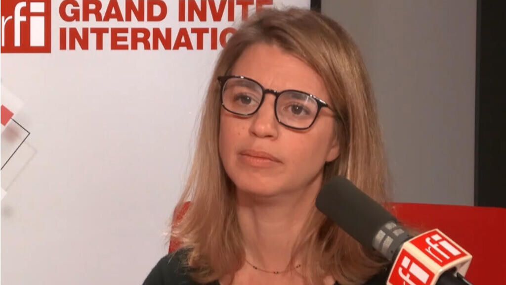 Alice Cohen, journaliste, réalisatrice du documentaire « Droite radicale, la conquête de Washington » sur Arte, dans les studios de RFI, le 25 octobre 2024.