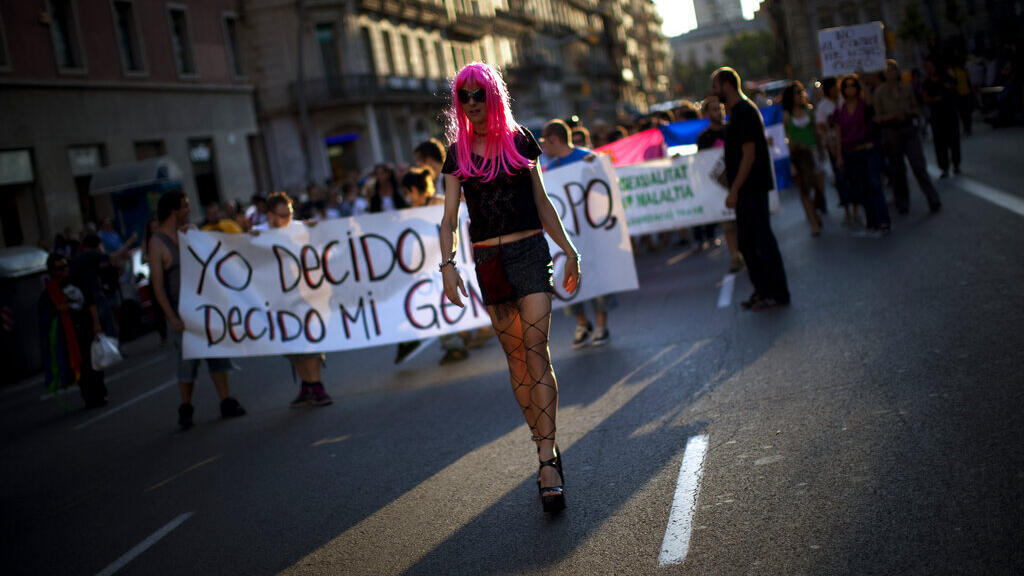 "Eu decido meu gênero", diz faixa exibida em manifestação pelos direitos de pessoas transexuais e transgêneros em Barcelona, no nordeste da Espanha. Foto de arquivo. 05/06/2010.