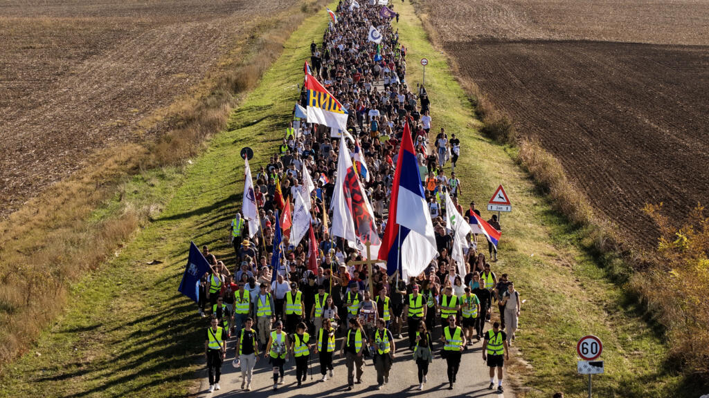 À la Une: en Serbie, les étudiants en marche vers Novi Sad