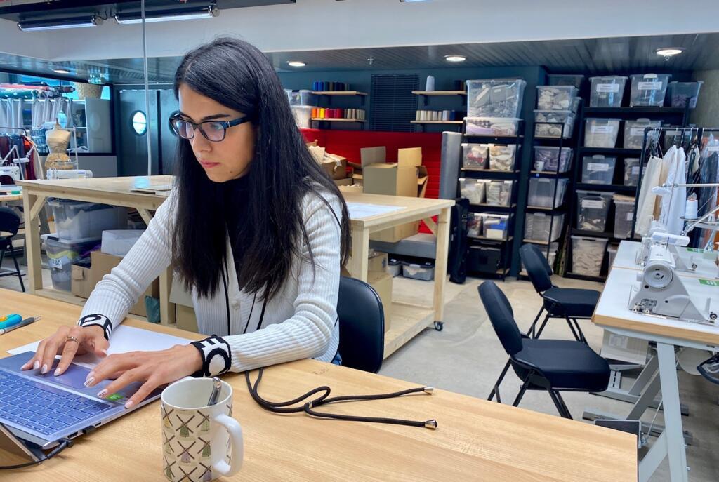 Estilista iraniana Azine finaliza a primeira coleção graças à estrutura do Fashion Green Hub em Paris.