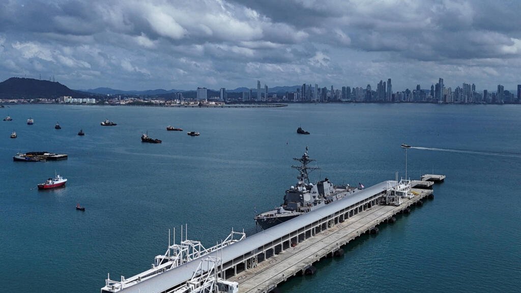 Vista aérea do contratorpedeiro USS Sampson DDG-102 da Marinha dos Estados Unidos atracado perto da entrada do Canal do Panamá, em meio a um grande reforço das forças navais americanas no sul do Caribe e arredores, na Cidade do Panamá, Panamá, em 31 de agosto de 2025.