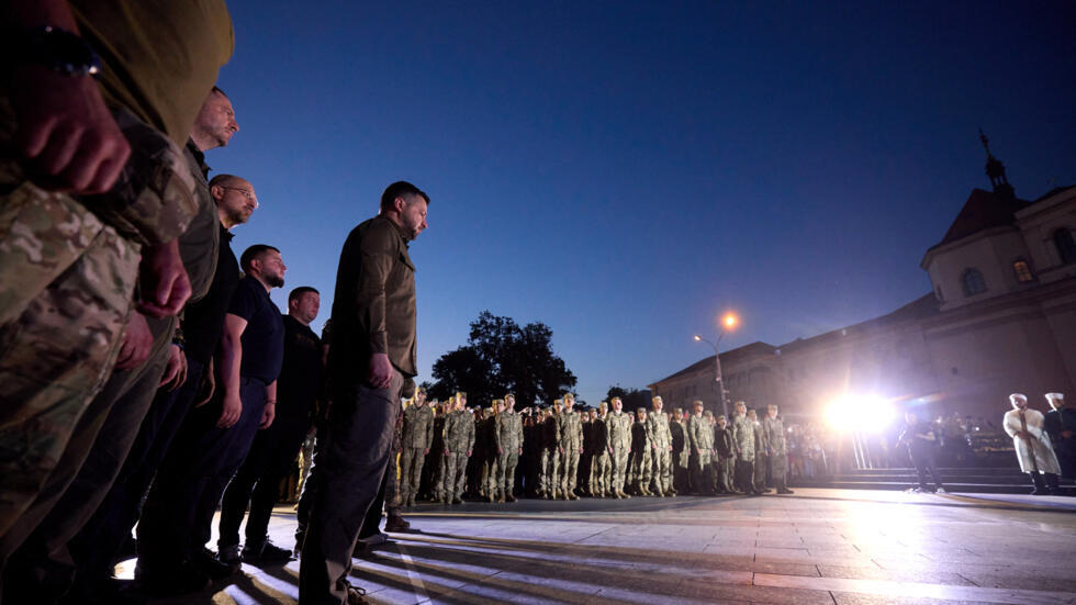 Tổng thống Volodymyr Zelensky (giữa) đem 5 chỉ huy từng kháng cự tại nhà máy luyện kim Azov trở về Lviv. Ảnh phủ tổng thống Ukraina cung cấp ngày 08/07/2023. 
