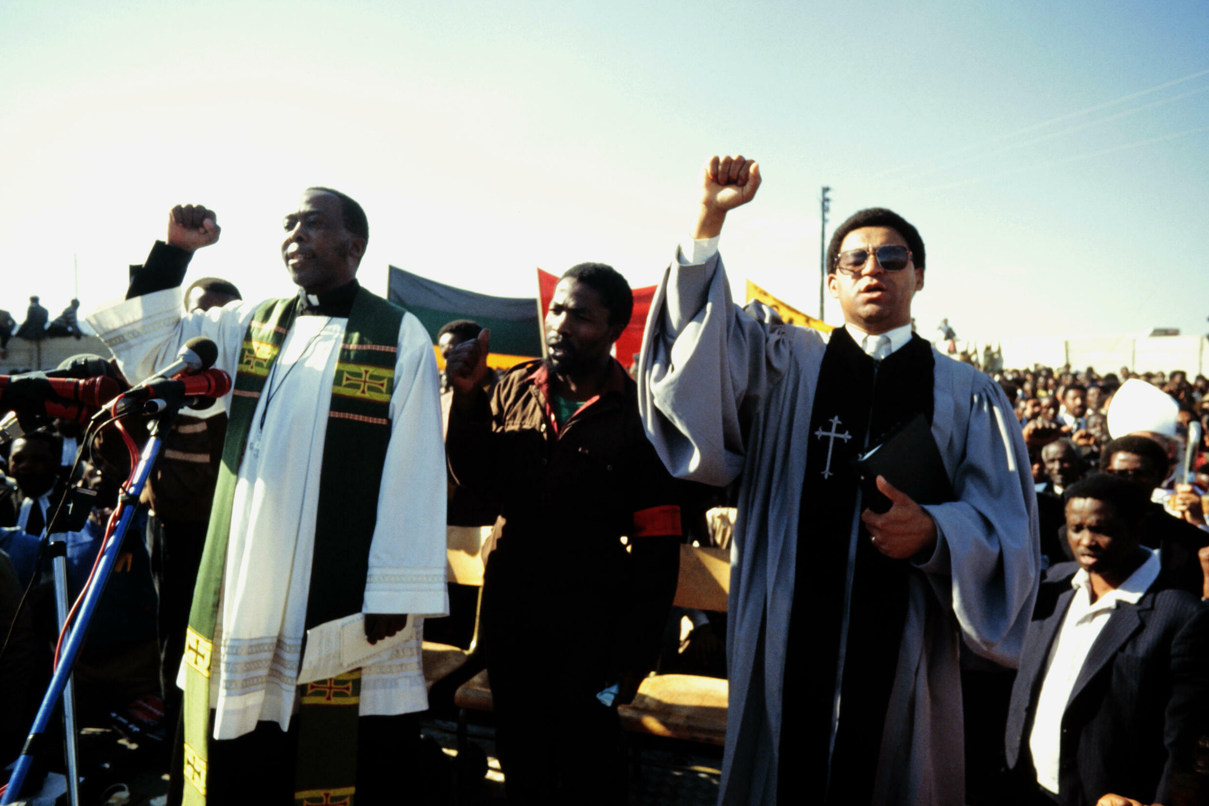 A hero abroad, De Klerk's evasiveness drew ire in South Africa