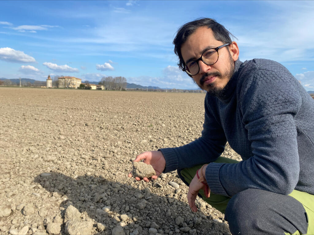 Nicolas El Battari, agriculteur céréalier bio à la ferme de la Pastière dans les Bouches-du-Rhône, n'a jamais connu une telle sécheresse dans ses champs en hiver.