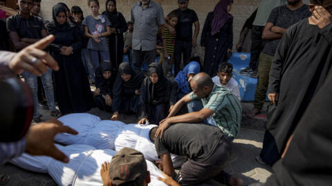 Wapalestina wakiomboleza miili ya wapendwa wao waliouawa wakati wa mashambulizi ya Israel katika Ukanda wa Gaza, katika chumba cha kuhifadhi maiti cha hospitali moja huko Deir el-Balah, Julai 16, 2024.