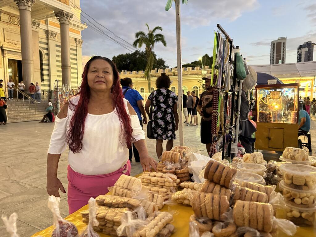 Edina Bahia Batista, vendedora ambulante em frente à Basílica de Nazaré, está encantada com as melhorias em Belém e salienta as obras de saneamento.