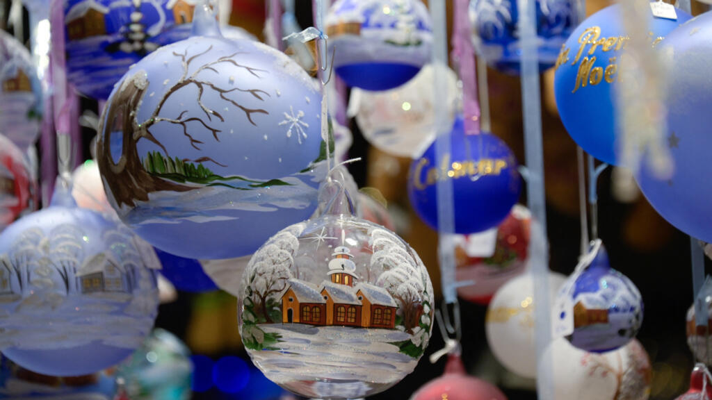 Des décorations au marché de Noël de Colmar, décembre 2021.