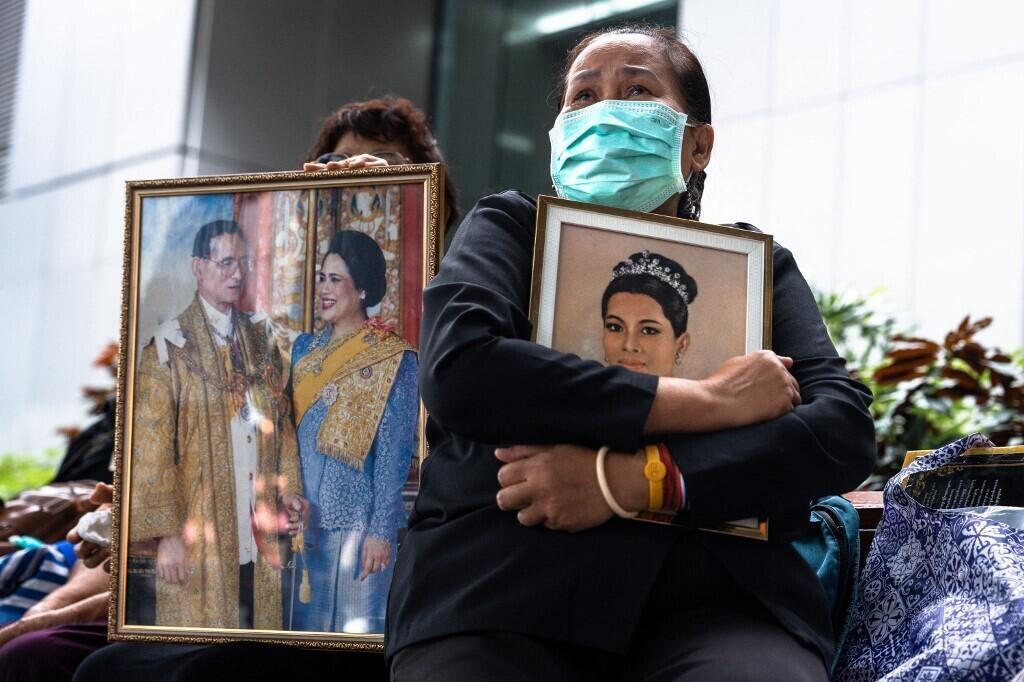 Wanawake wa Thailand waomboleza malkia wao nje ya Hospitali ya Chulalongkorn huko Bangkok mnamo Oktoba 25, 2025.