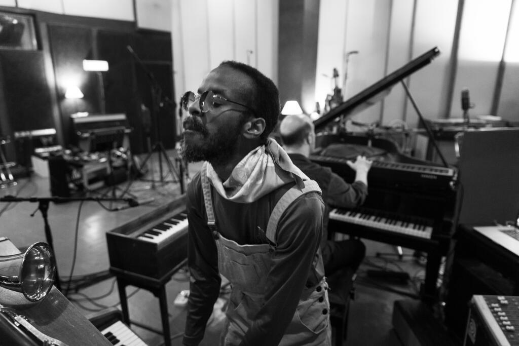 Jowee Omicil, avec, derrière au piano, Randy Kerber.
