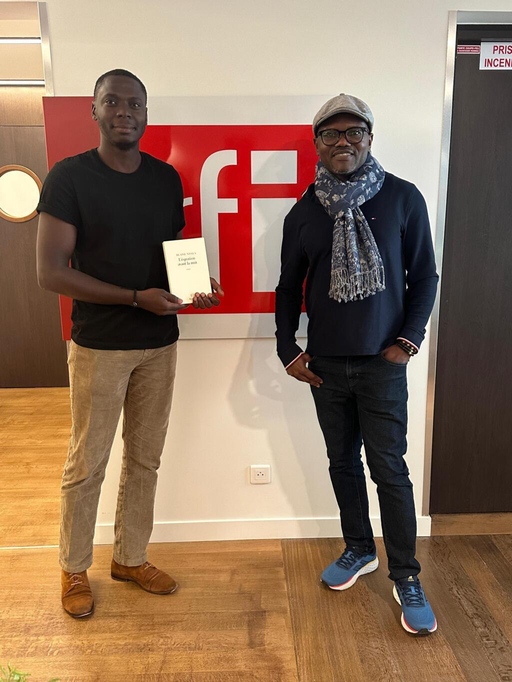 Elgas en compagnie de l'auteur congolais Blaise Ndala (octobre 2025)