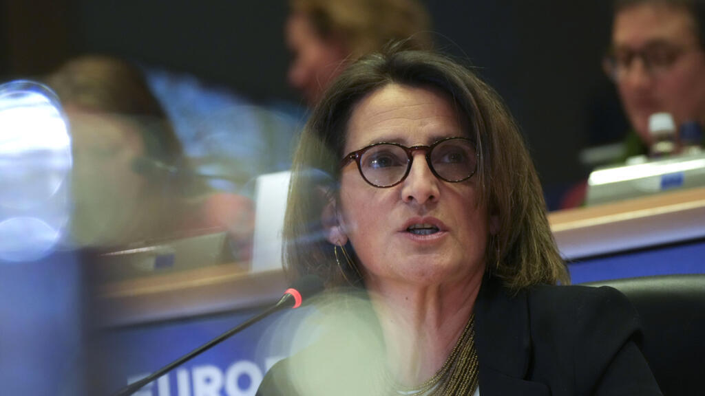 Bruxelles affiche une attitude de fermeté pour défendre sa souveraineté numérique. La commissaire à la Concurrence Teresa Ribera a répliqué qu'elle ne céderait jamais aux menaces des États-Unis et ne modifierait pas les lois adoptées par les législateurs européens. (Teresa Ribera au Parlement à Bruxelles le 12 novembre 2024)