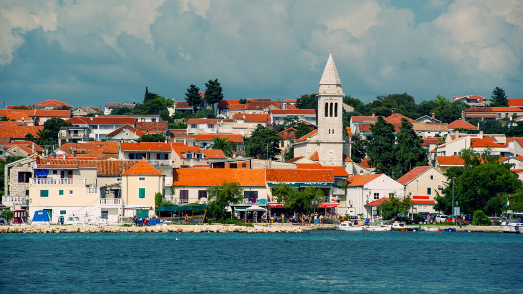 Le village de Pakostane en Croatie.