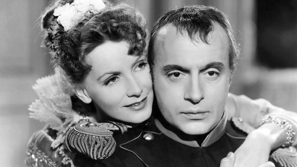 Greta Garbo în rolul contesei Walewska și Charles Boyer în rolul lui Napoleon, în filmul ”Conquest”, 1937