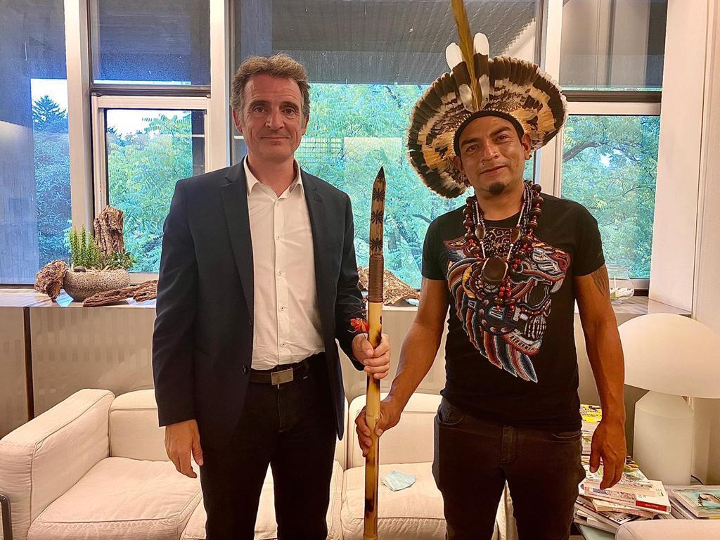 O prefeito de Grenoble, Éric Piolle (à esquerda), ao lado do cacique Darci Tupã Nunes de Oliveira.