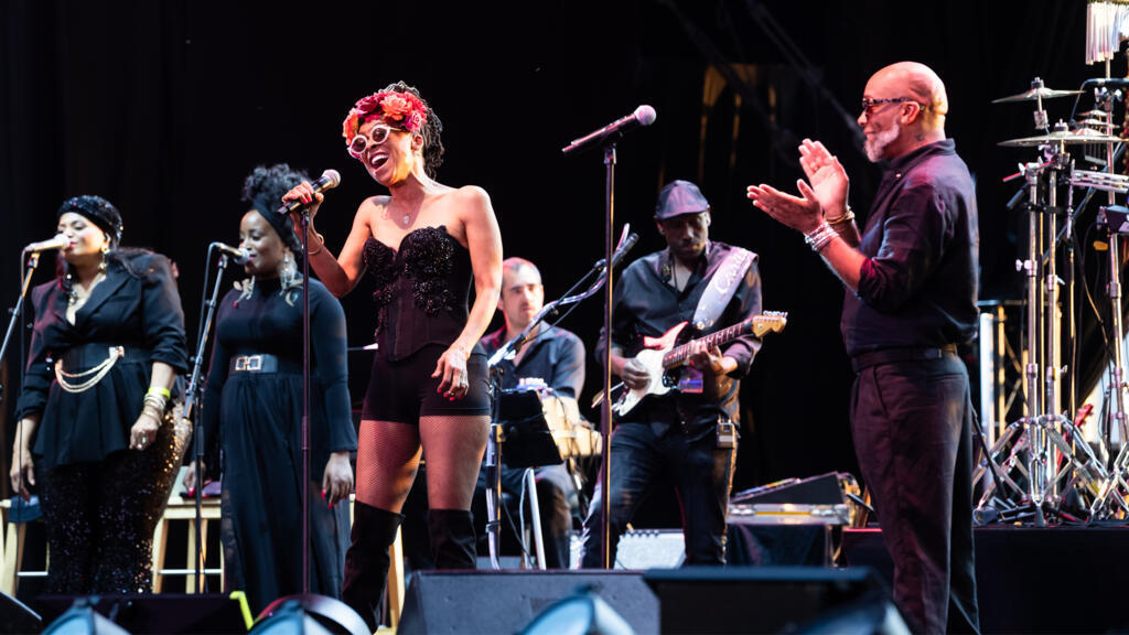 Rashaan Patterson applaudit généreusement les prouesses vocales de sa consœur Siedah Garrett.
