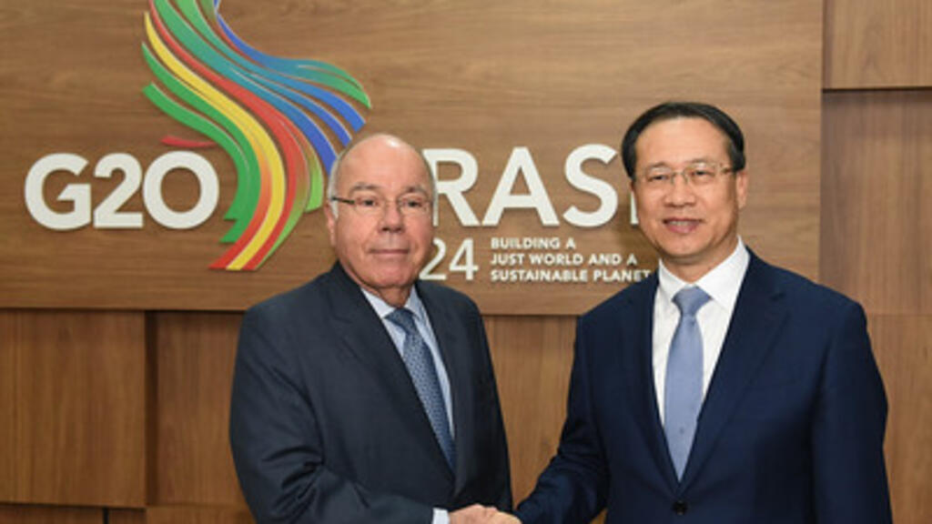 O ministro das Relações Exteriores, embaixador Mauro Vieira (à esquerda), recebe o vice-ministro dos Negócios Estrangeiros da República Popular da China, Ma Zhaoxu, para a reunião do G20, no Rio de Janeiro.