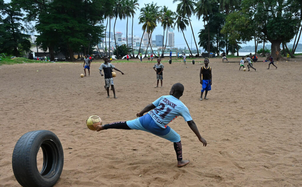 Des enfants jouent au football dans le quartier populaire de Treichville à Abidjan le 11 septembre 2022.