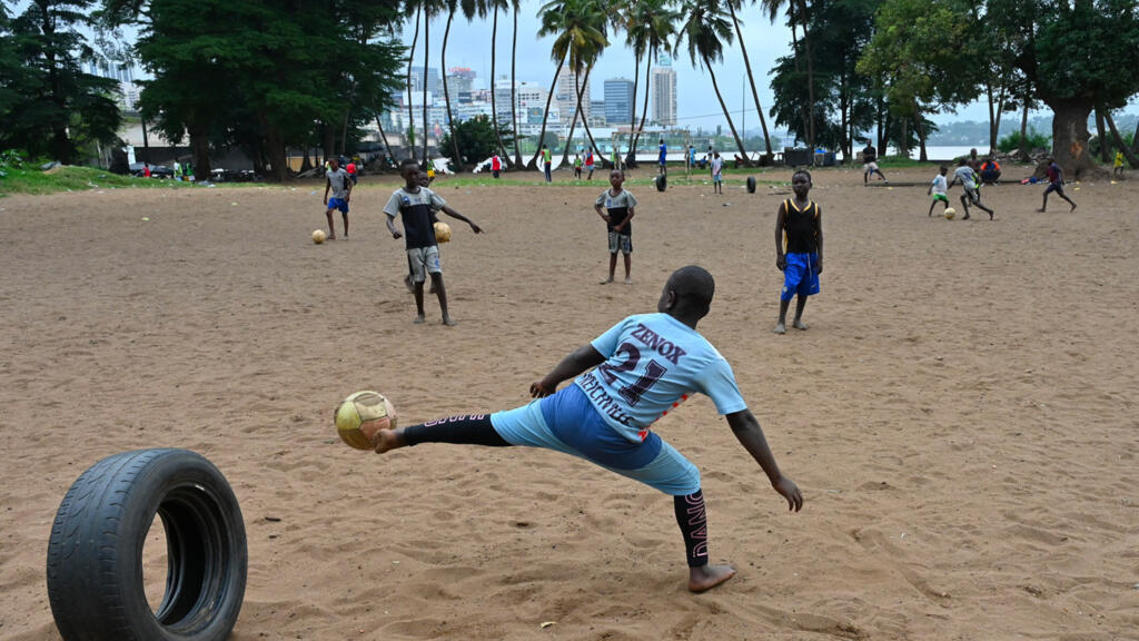 Des enfants jouent au football dans le quartier populaire de Treichville à Abidjan le 11 septembre 2022.