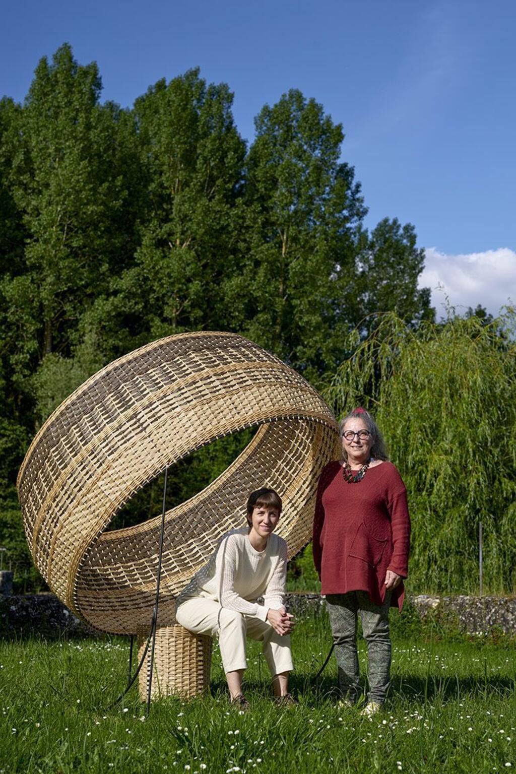 La designer Clémence Althabegoïty,  la vannière Catherine Romand et leur Ombrière