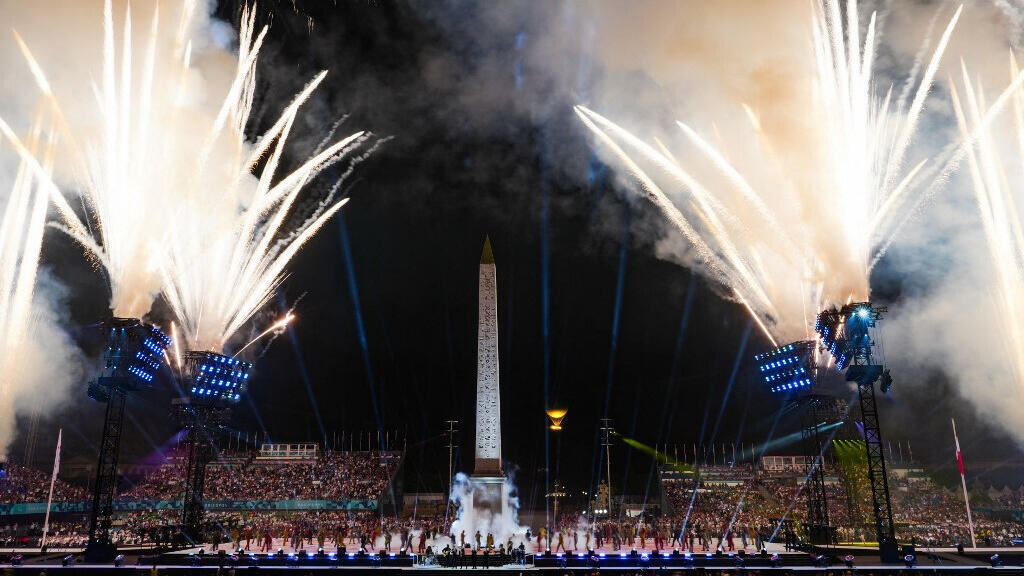 Un feu d'artifice explose à côté de l'Obélisque de Louxor sur la place de la Concorde lors de la cérémonie d'ouverture des Jeux Paralympiques de Paris 2024 à Paris le 28 août 2024.