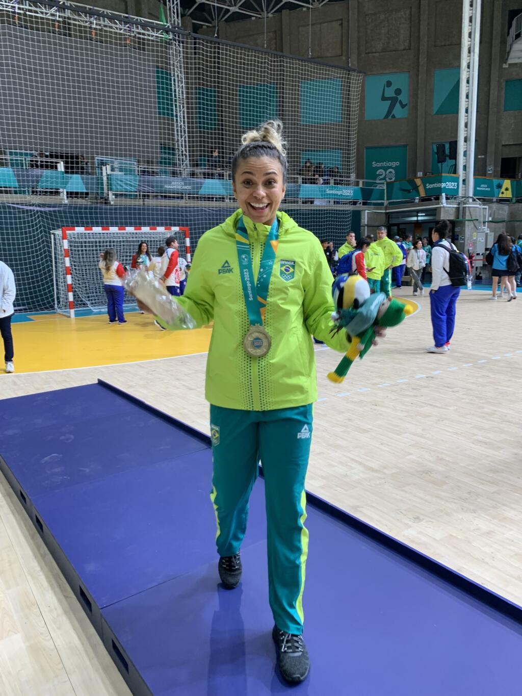 Adriana de Castro exibe a medalha de campeã dos Jogos Pan-Americanos 2023 realizados em Santiago, no Chile.