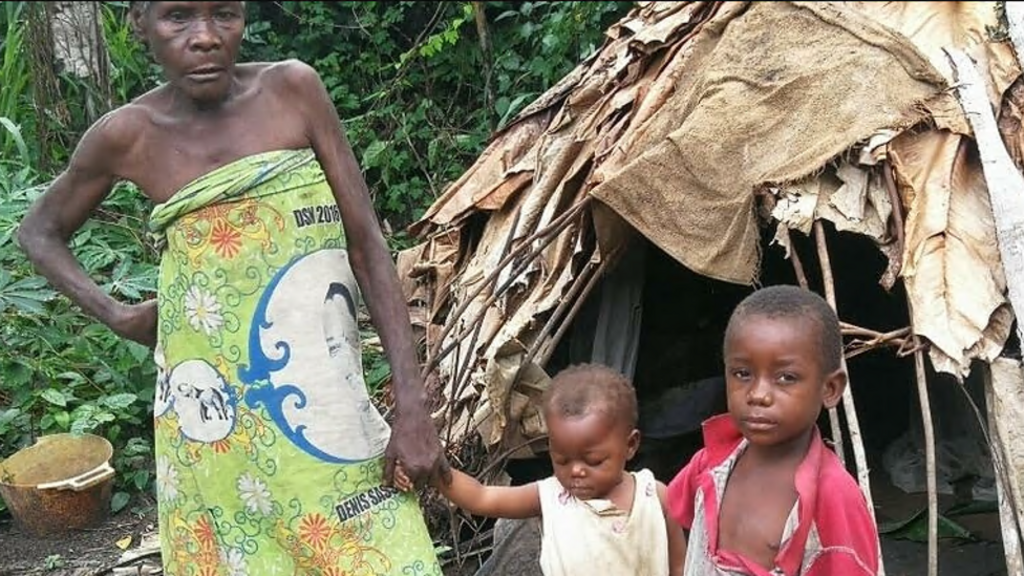 Une grand-mère autochtone et ses petits enfants devant leur hutte dans la Sangha au nord du Congo. (Image d'illustration)