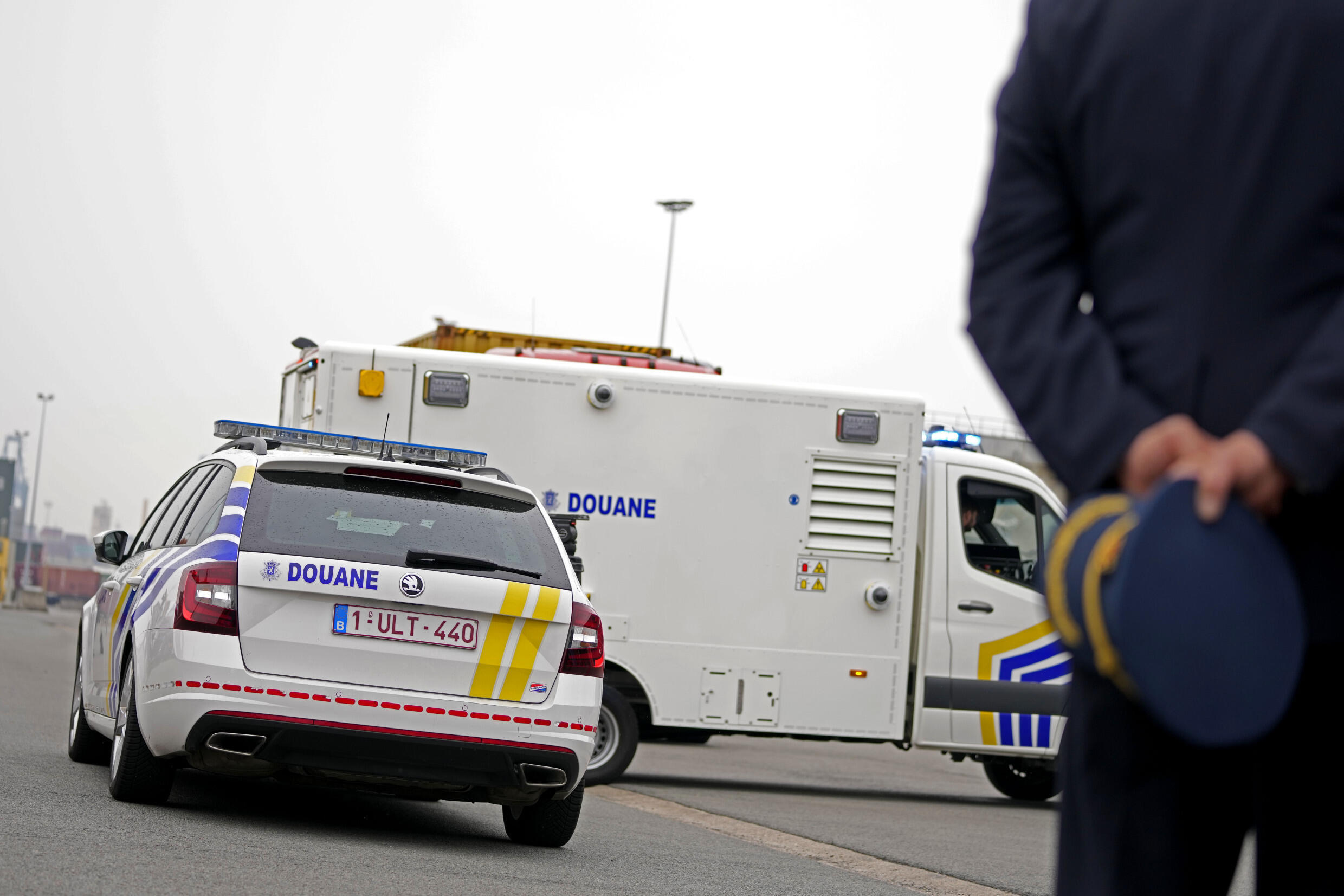 Un scanner mobile est utilisé pour vérifier le contenu d'un container, dans le port d'Anvers, le 17 août 2022.