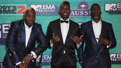De gauche à droite, les footballeurs Mathias Pogba, Paul Pogba et Florentin Pogba posent pour les photographes à leur arrivée aux MTV European Music Awards 2017 à Londres, le dimanche 12 novembre 2017.