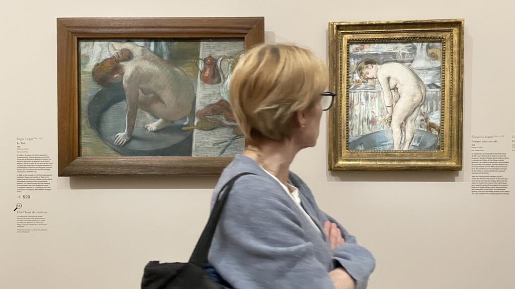 Visitante observa nus de Degas, à esquerda, e Manet, à direita, reunidos no Museu d'Orsay, em Paris. 27/04/2023