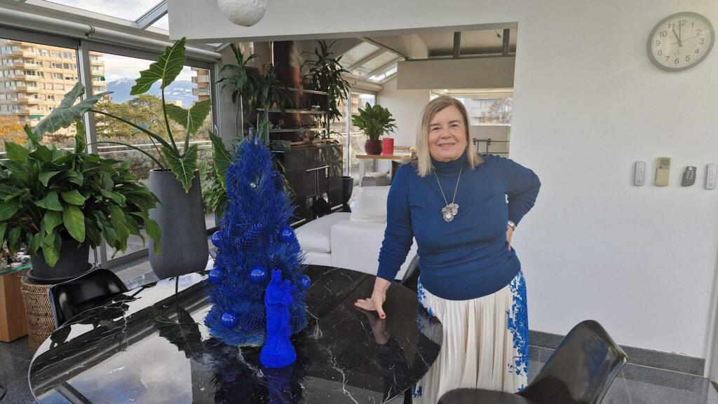 A artista plástica recebeu a RFI no apartamento deles, em Genebra. Na foto, ela está ao lado de uma imagem de Nossa Senhora Aparecida e de uma árvore de Natal que pintou de azul.