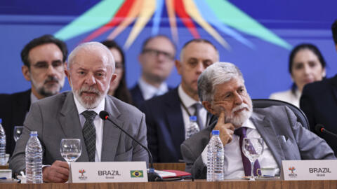 O presidente Luiz Inácio Lula da Silva (à esquerda) e o assessor especial da Presidência da República para Assuntos Internacionais, Celso Amorim, durante sessão especial de abertura da primeira reunião de sherpas sob a presidência brasileira do BRICS, no Palácio Itamaraty.
