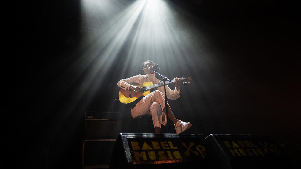Bia Ferreira sur la scène du Dock des Suds, à Marseille, pour le Babel Music XP 2025.