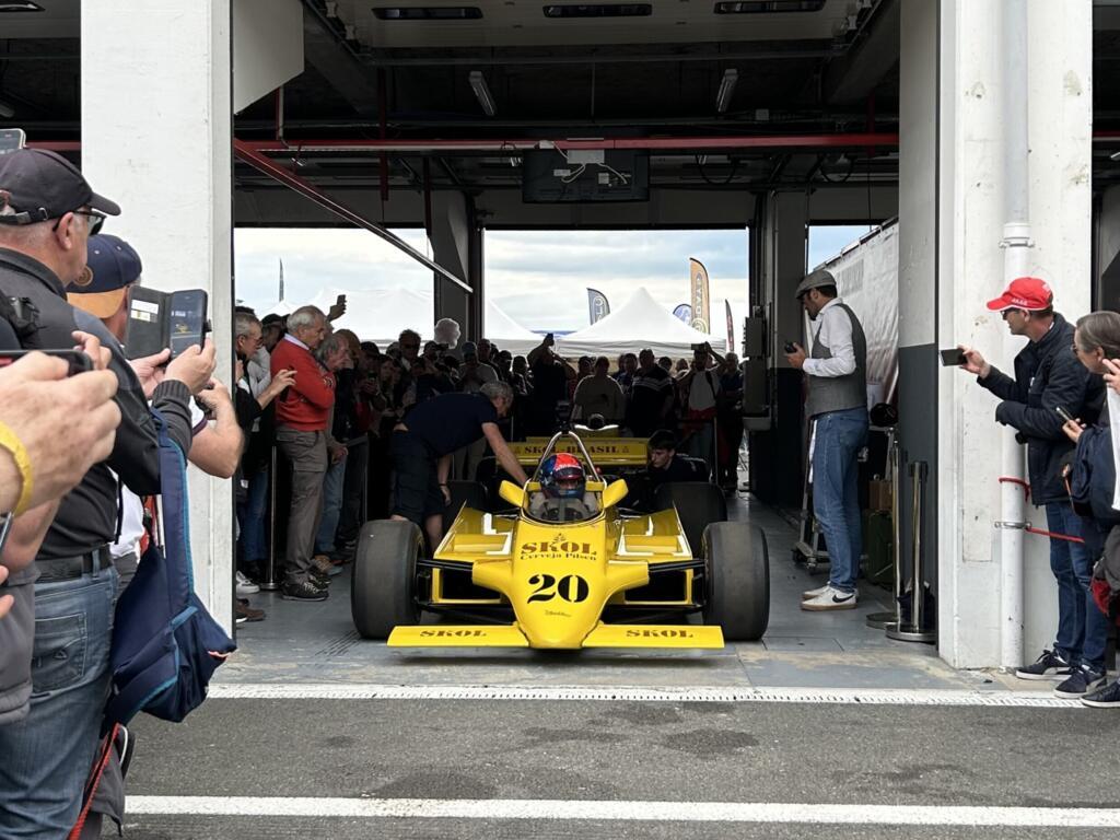 O piloto brasileiro Emerson Fittipaldi, de 78 anos, que competiu na Fórmula 1 de 1970 a 1980, deu uma volta na pista francesa do autódromo de Magny-Cours e foi ovacionado pelo público. Em 26 de abril de 2025.