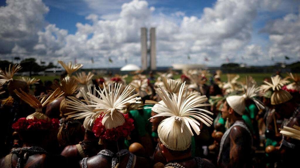 Indígenas reunidos em Brasília para o 20° Acampamento Terra Livre manifestam em defesa dos direitos dos povos originários do país.