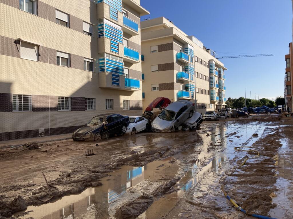 Les inondations ont laissé un paysage digne d'un 'tsunami à l'envers terre-mer'.