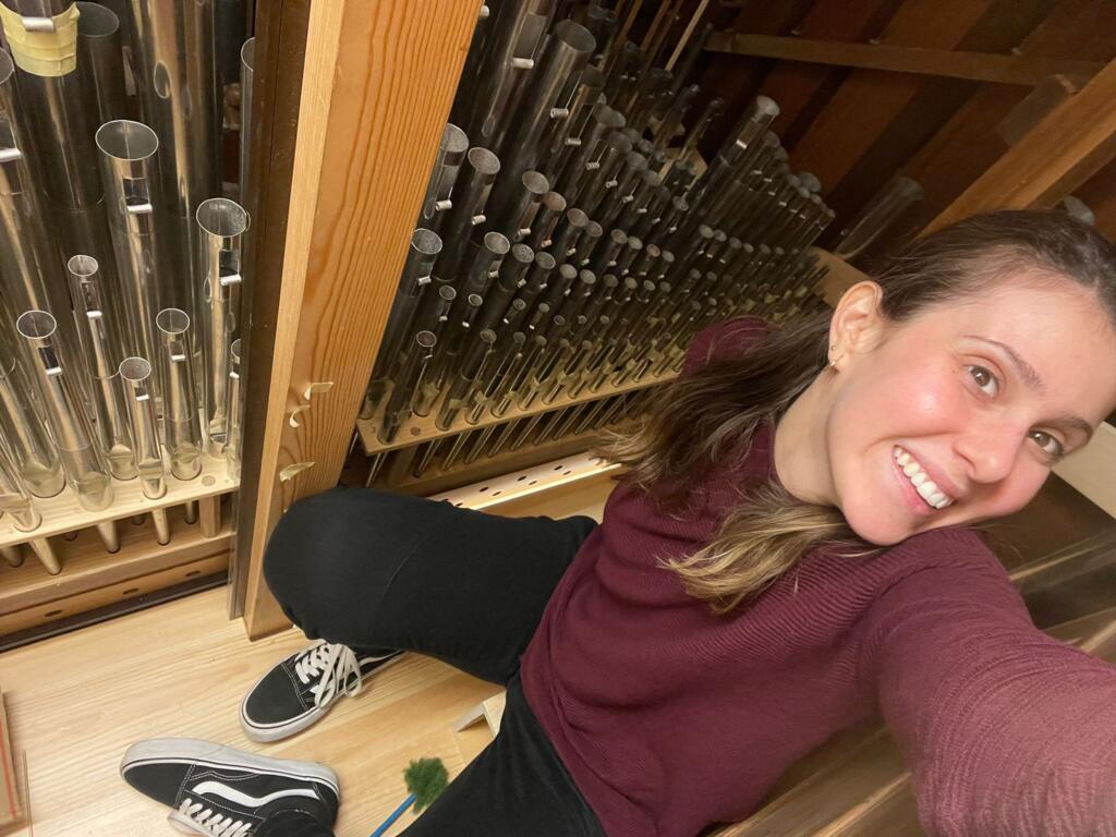 Natural de Lorena, no interior de São Paulo, Luciana Lemes é restauradora especializada em órgãos e trabalhou diretamente na restauração do famoso instrumento da catedral de Notre-Dame.