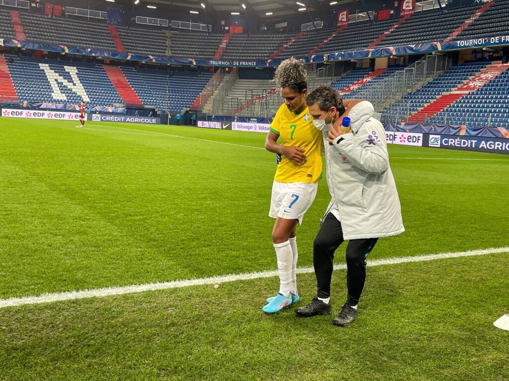 A meio campista Duda, da seleção brasileira de futebol feminino, sai de campo depois de contusão durante o jogo contra a Finlândia em Caen, no norte da França, em 22 de fevereiro de 2022.